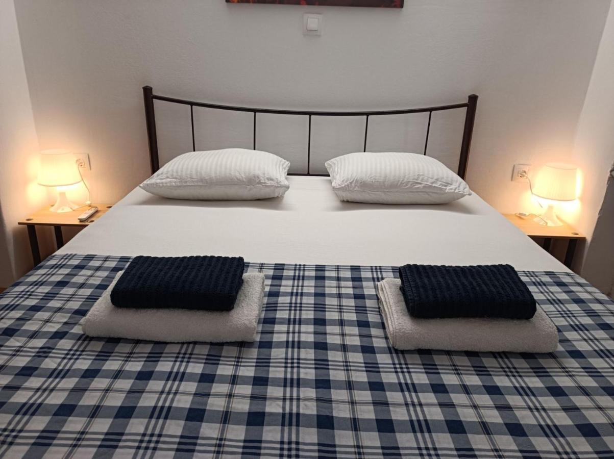 Apartment Dipla Atene Esterno foto